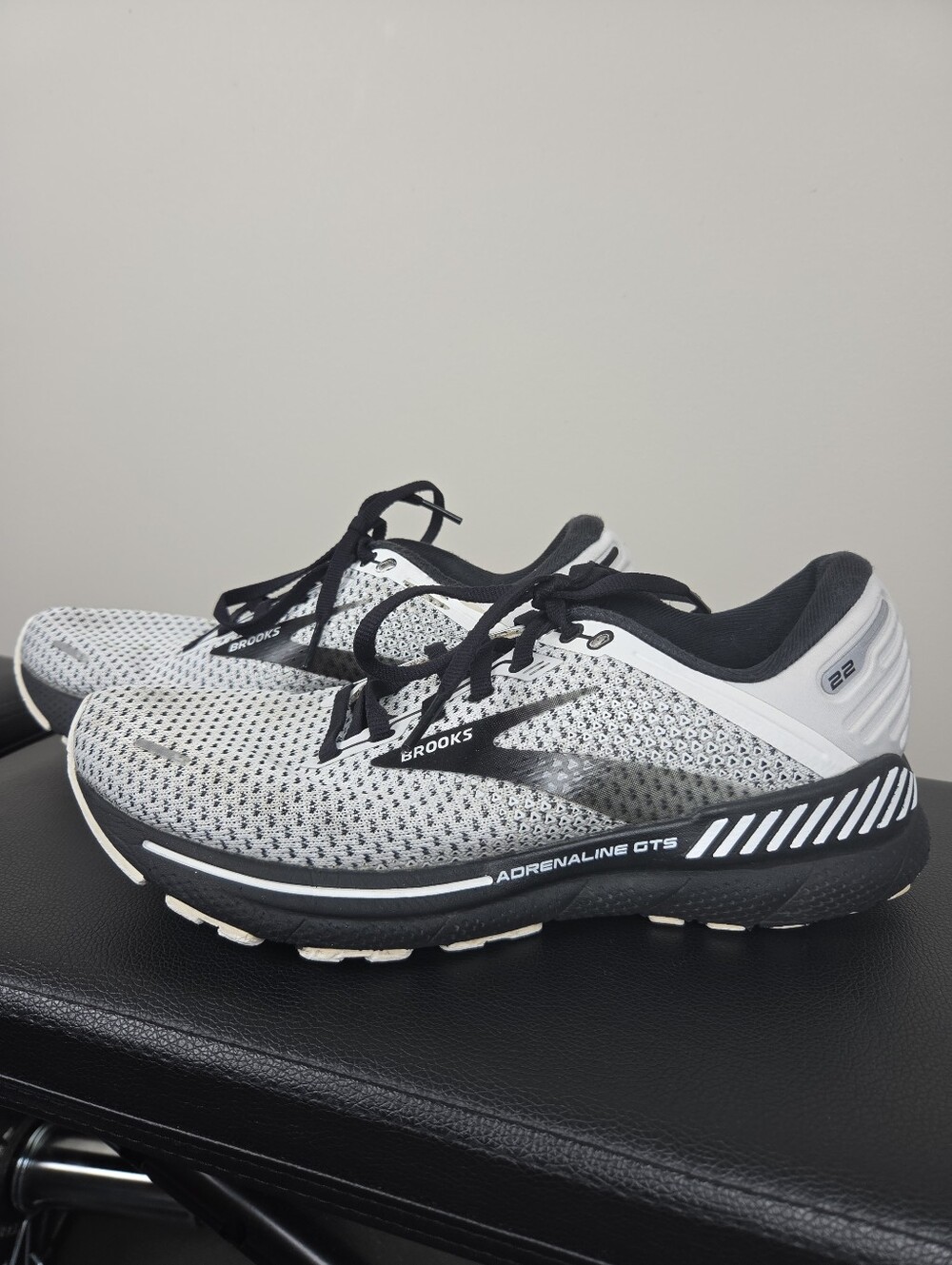 Brooks Adrenaline GTS 22 Women's Size 8.5 Med/B White/Grey/Black Shoes Sneakers